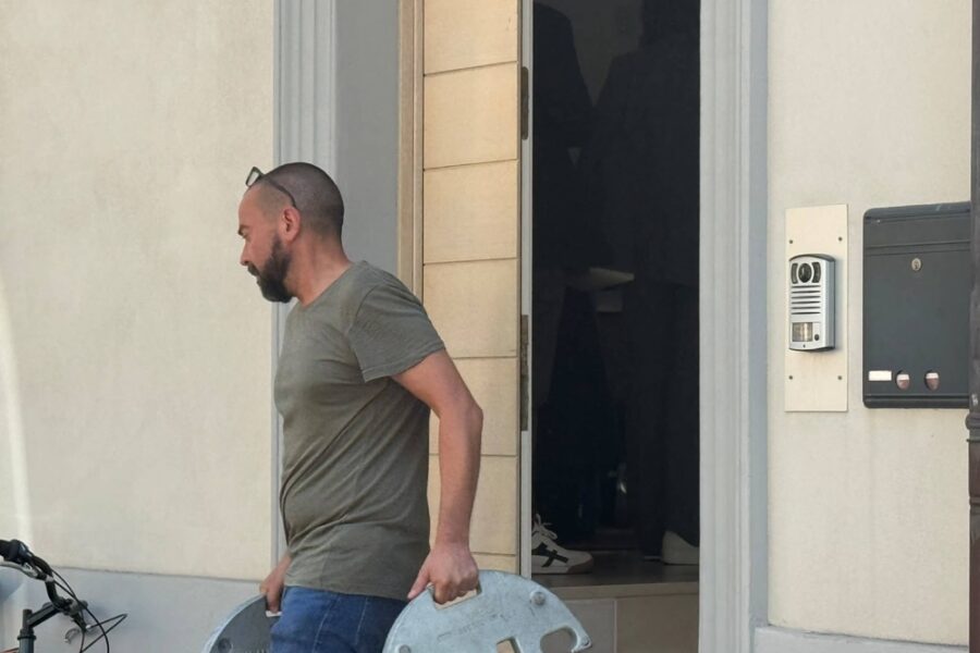 Sopralluogo dalle 9 alle 13. Prelevati e portati via dalla casa alcuni oggetti