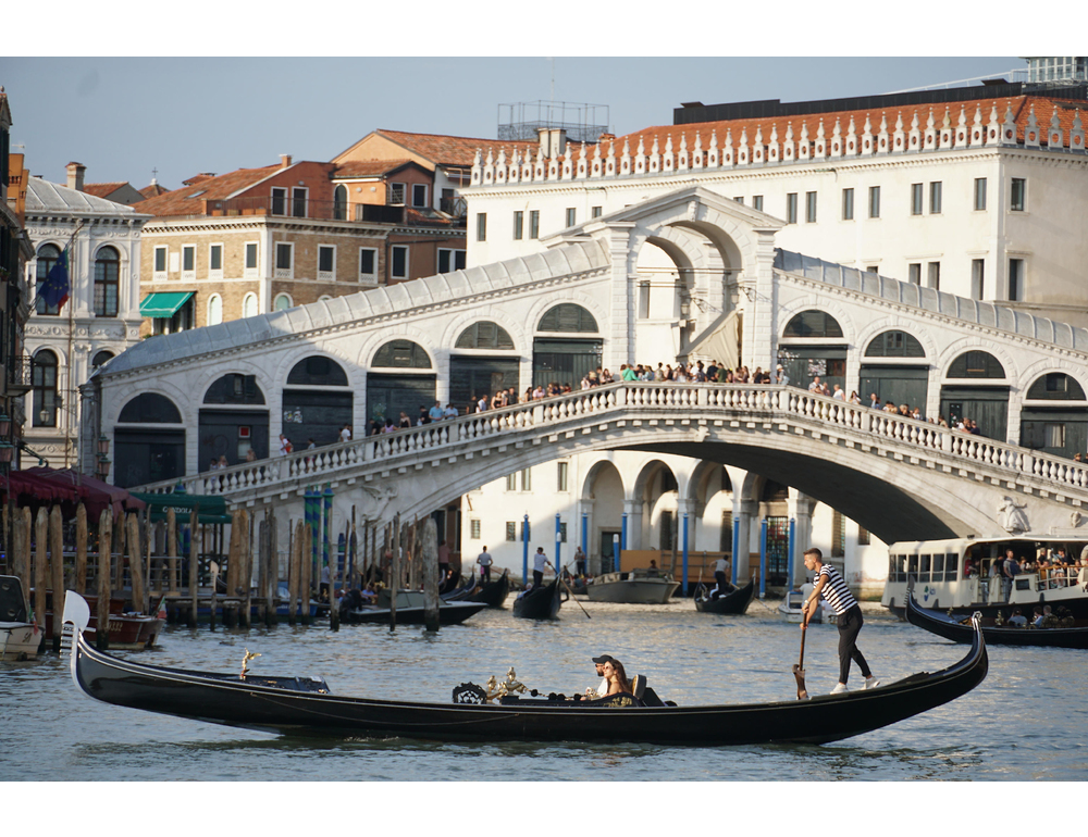 Gondoliere ferito a Venezia, sbilanciato da un’onda anomala
