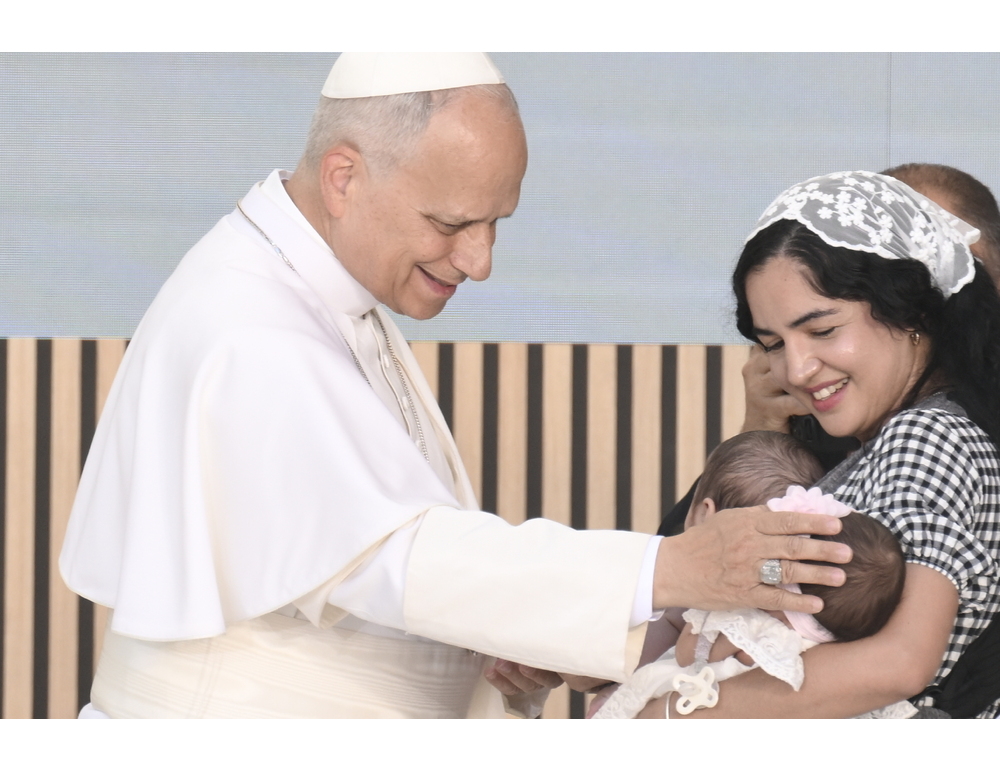 Il Papa dal centro di accoglienza di Madrid, ‘aprire le porte’