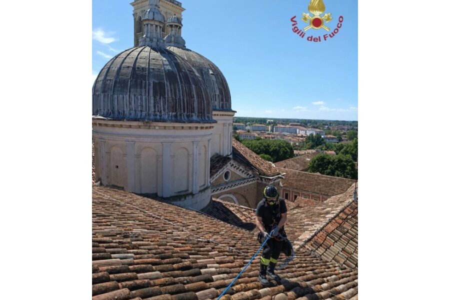 I coppi sul tetto della basilica erano scivolati fino alla linea di gronda