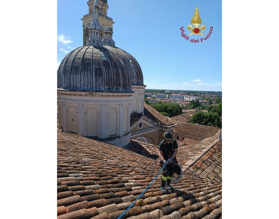 Il maltempo sposta le tegole a Santa Giustina, intervengono i pompieri