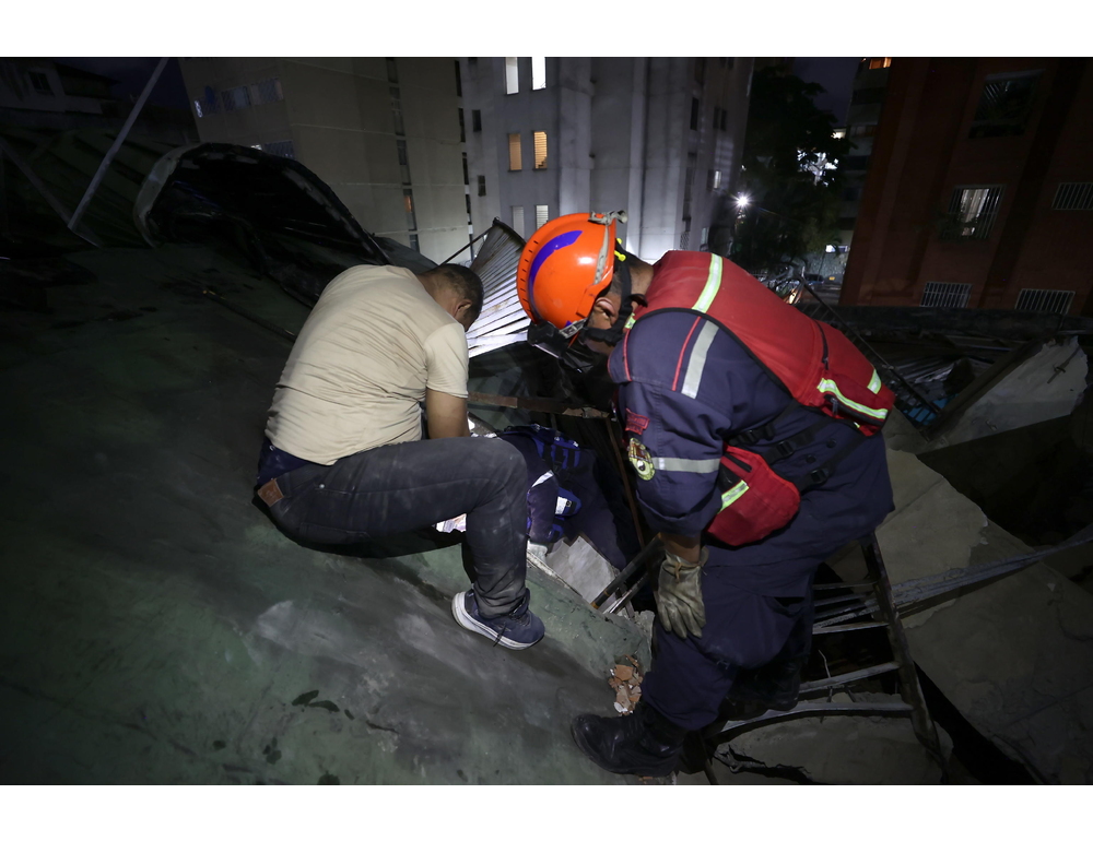 In Venezuela tre fratellini estratti vivi dalle macerie a La Guaira