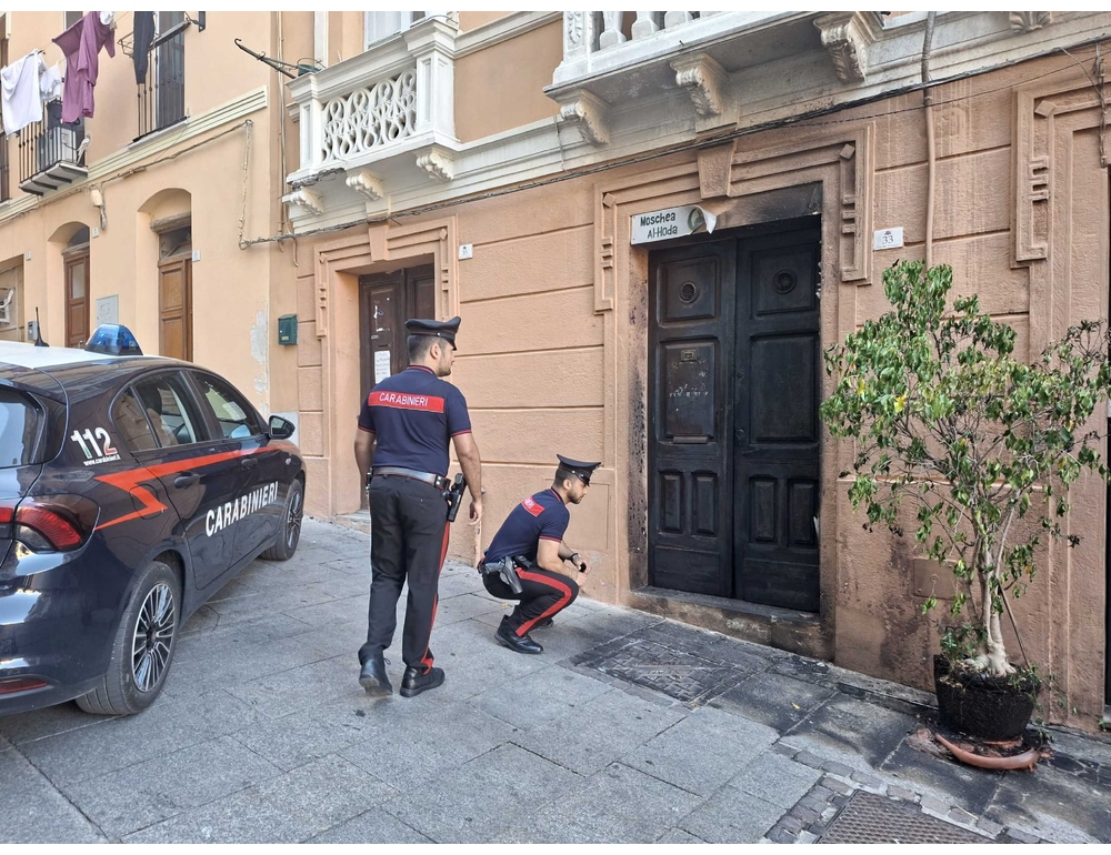 Incendiate fioriere anche davanti all’ingresso di una moschea a Cagliari