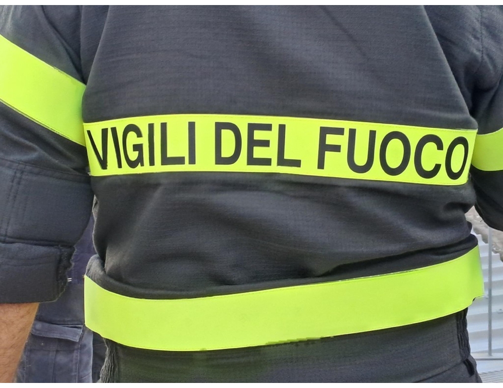 Incendio all’Acquaniene di Roma, evacuate 200 persone per il fumo