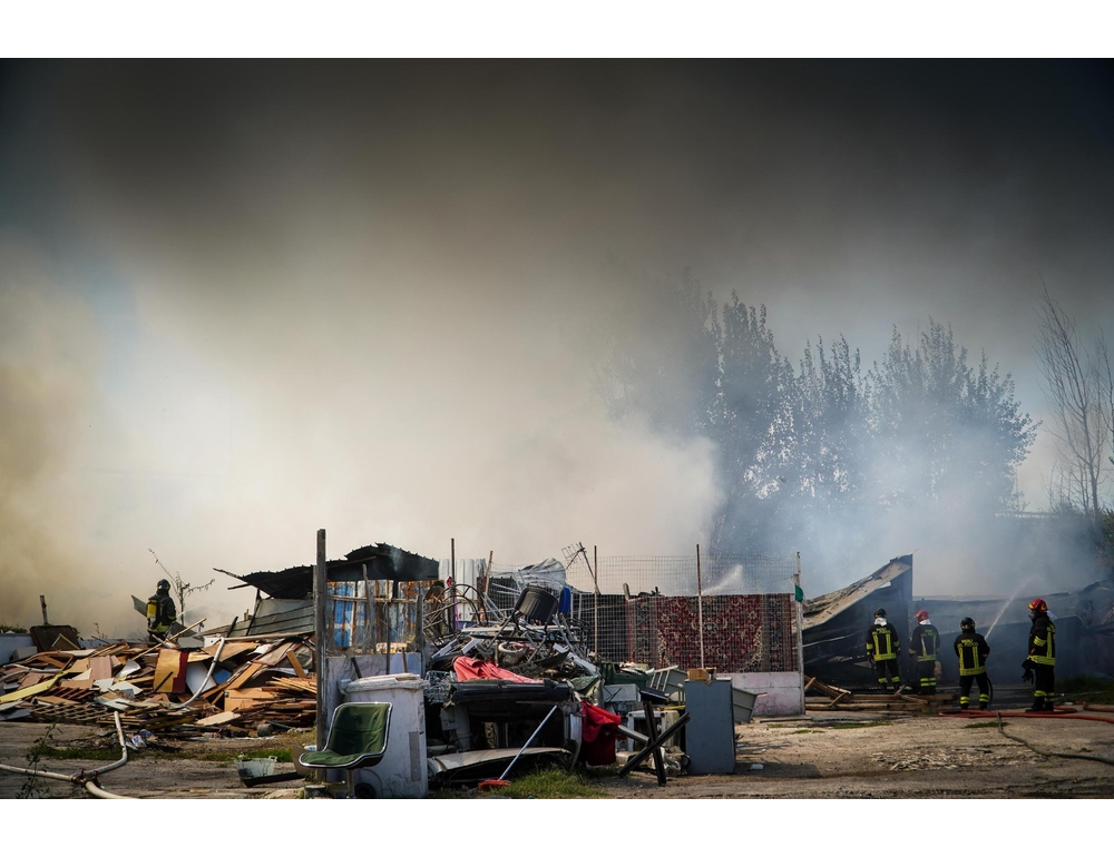 Incendio in campo rom di Scampia, 60 persone evacuate