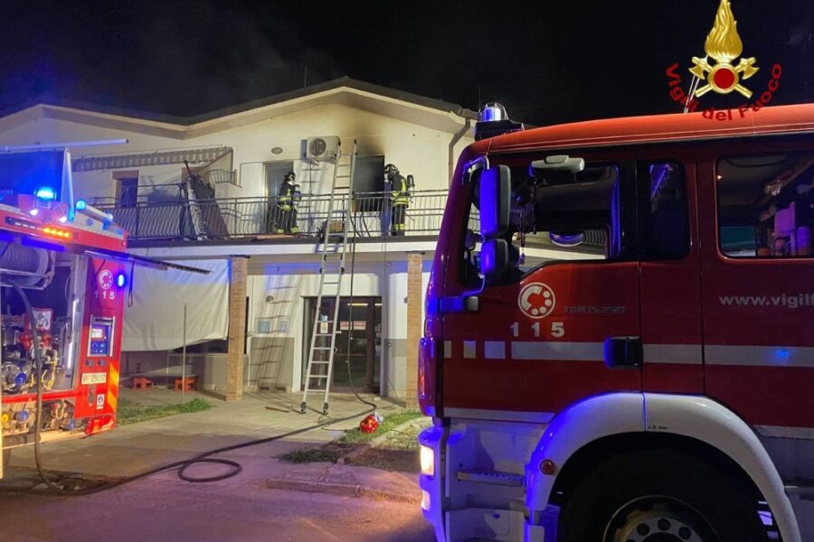 I vigili del fuoco scoprono il corpo mentre spengono le fiamme