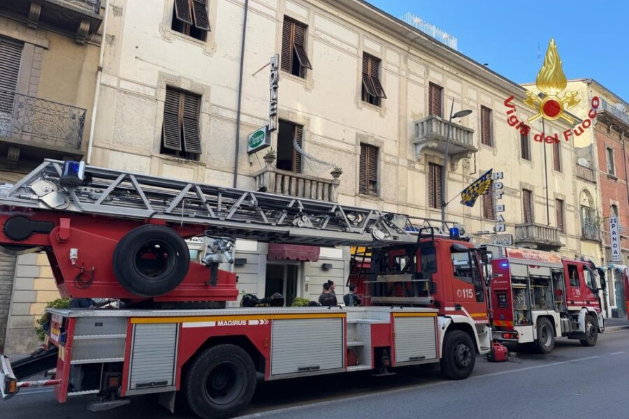 Non potevano scendere per il fumo nei corridoi. Otto le persone intossicate