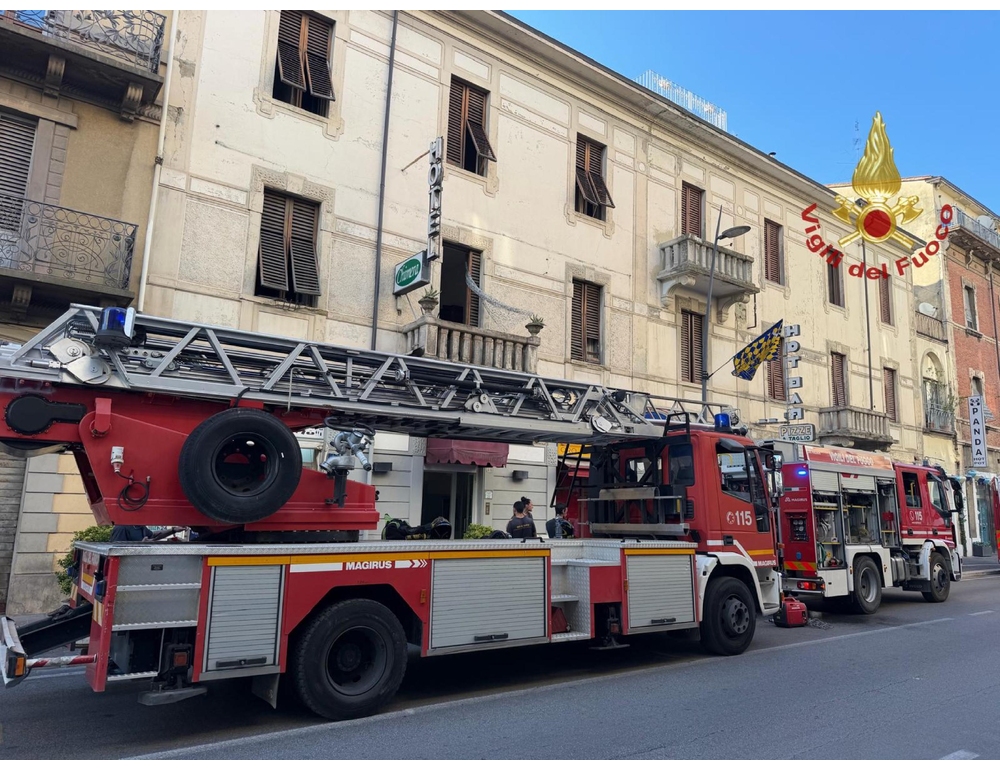 Incendio in hotel a Arezzo, 7 salvati con autoscala a piani alti