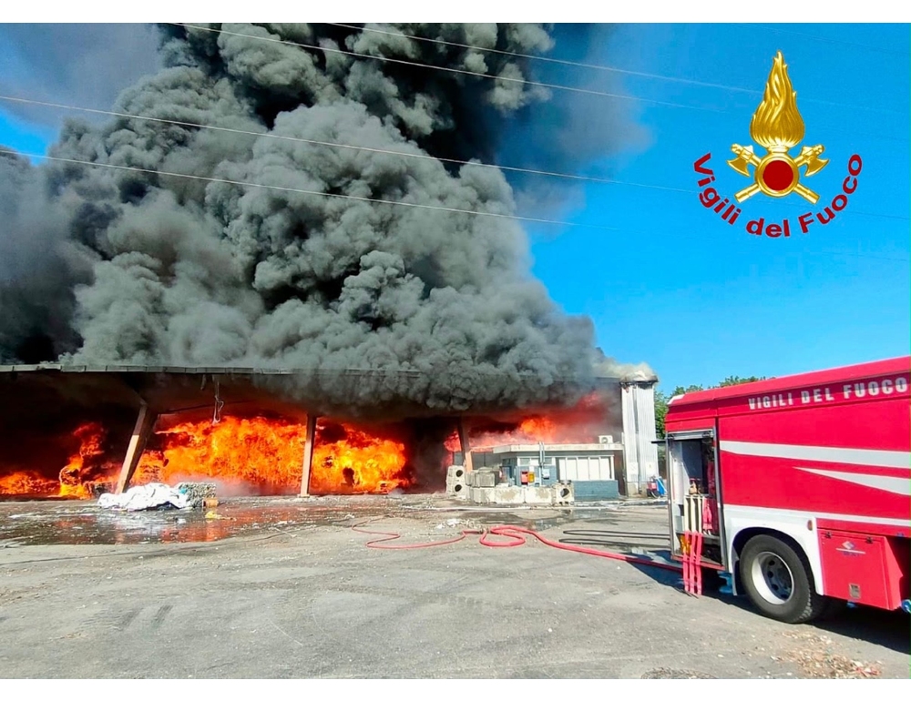 Incendio in un’azienda del Pisano, evacuate una scuola e fabbriche