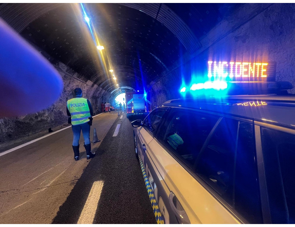 Incidente in A26 tra auto e moto, chiuso per ora il tratto con 7 km di coda