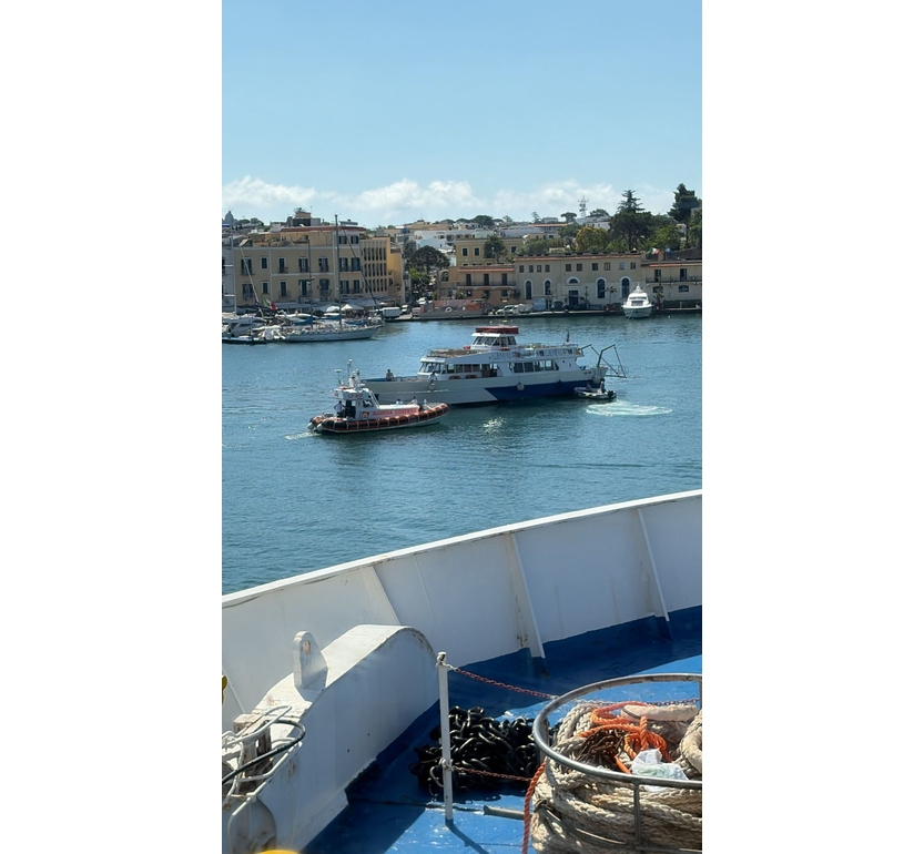 Incidente nel porto di Ischia, motonave trascinata da nave veloce in partenza