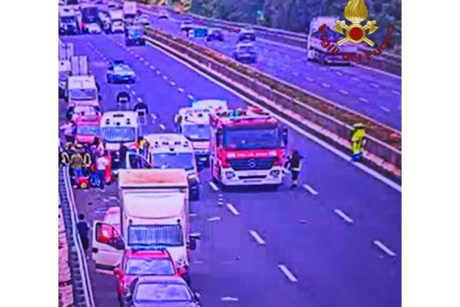 Persone estratte dai vigili del fuoco e trasferite in ospedale in eliambulanza