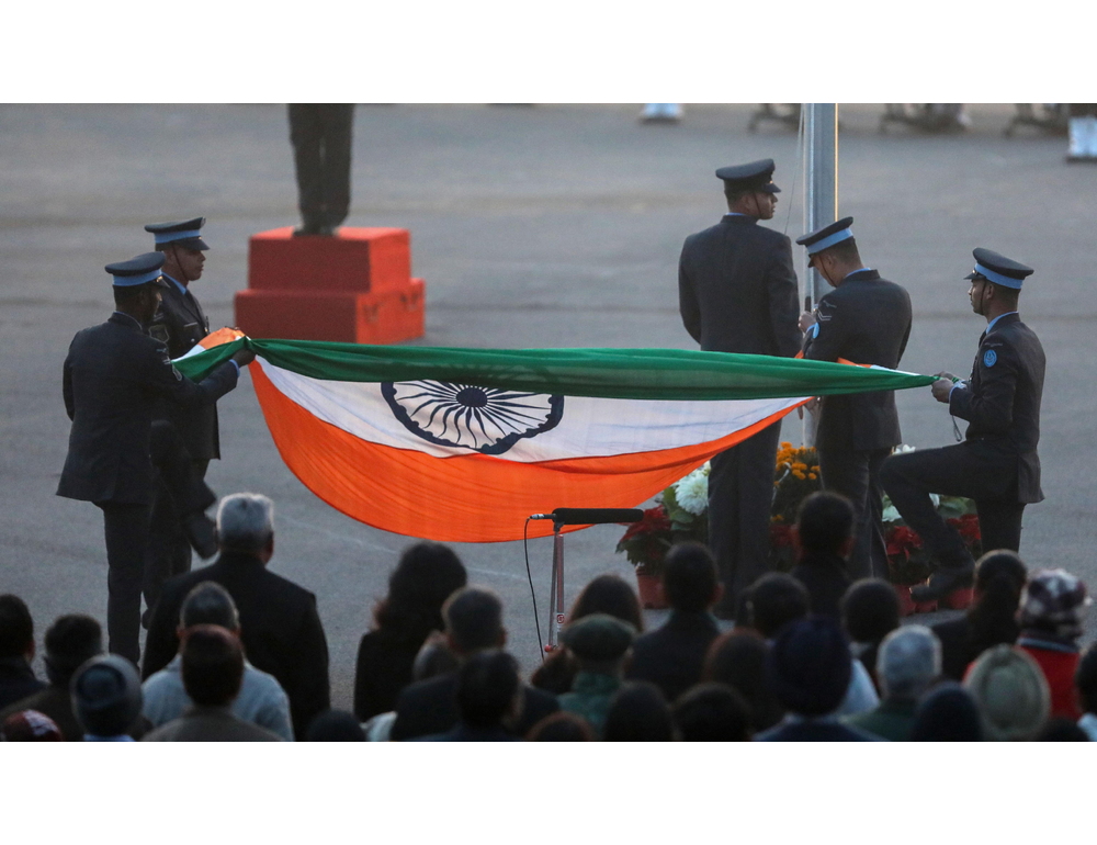 India, rimosse a Delhi 500 mega bandiere nazionali per forti venti