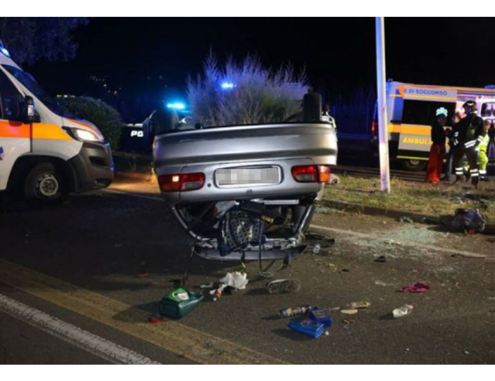 Inseguono auto con famiglia a bordo e ne provocano ribaltamento, 2 arresti