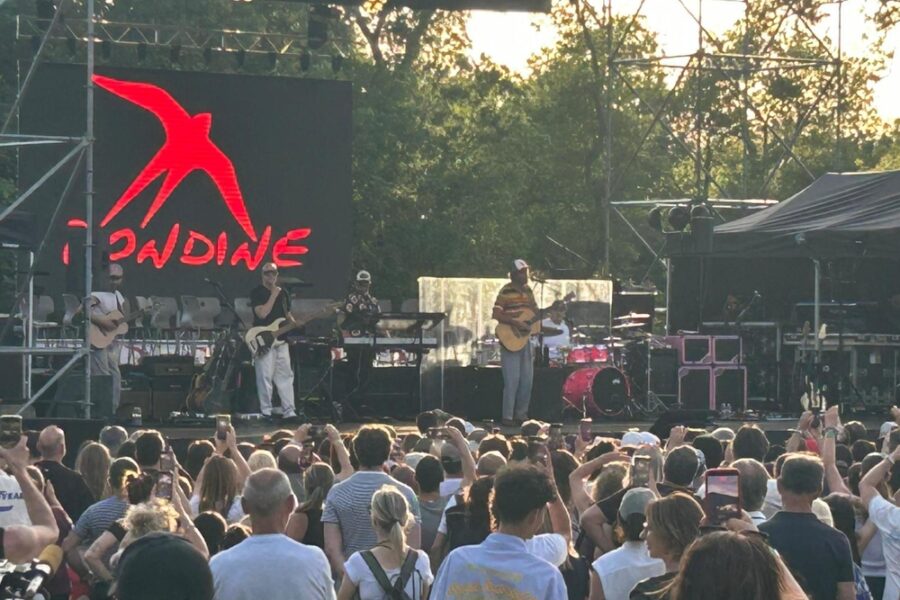 Ha cantato e suonato alcune canzoni per la chiusura dello Youtopic Fest