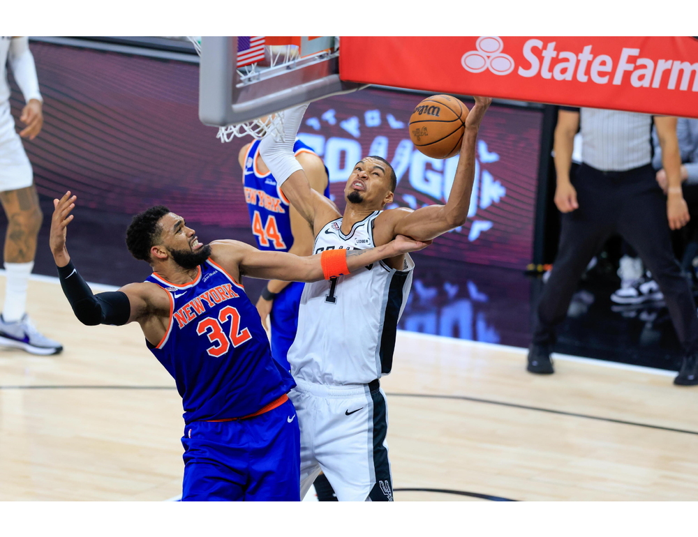 La Knicks-mania di New York travolge il pupazzo Elmo, ‘non è un vero tifoso’