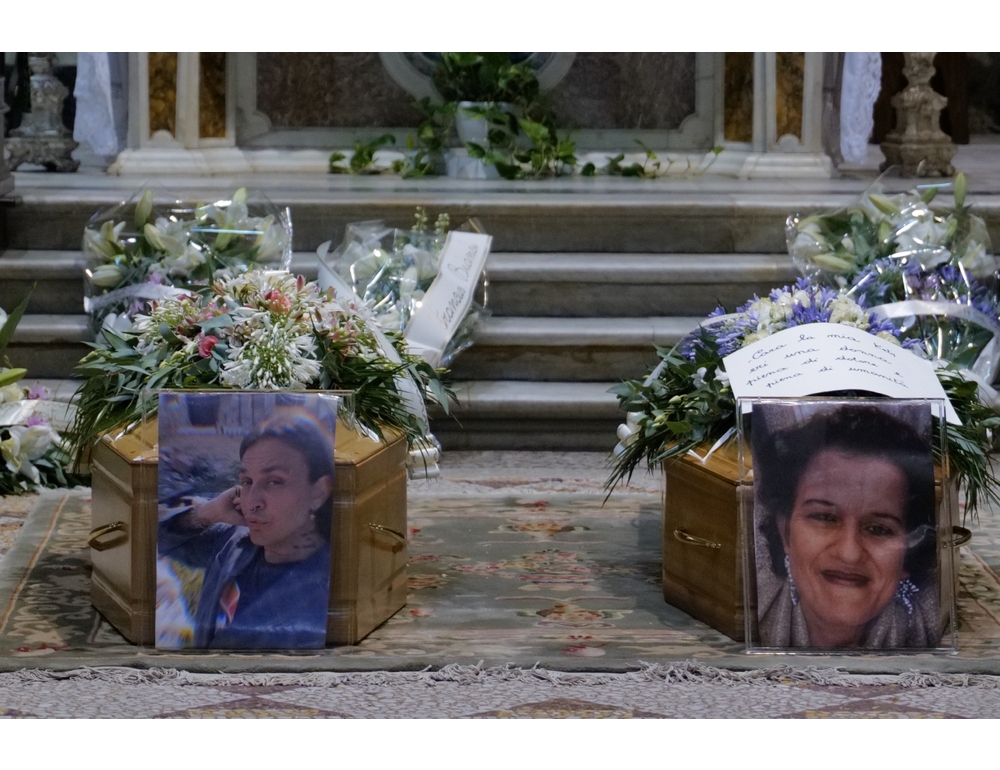 L’addio a Mirko e alla madre, ‘una ferita per tutta la società’