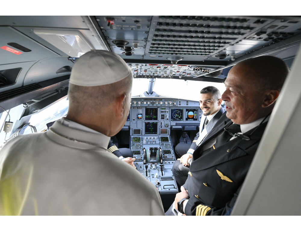 L’aereo con a bordo il Papa è atterrato all’aeroporto di Madrid