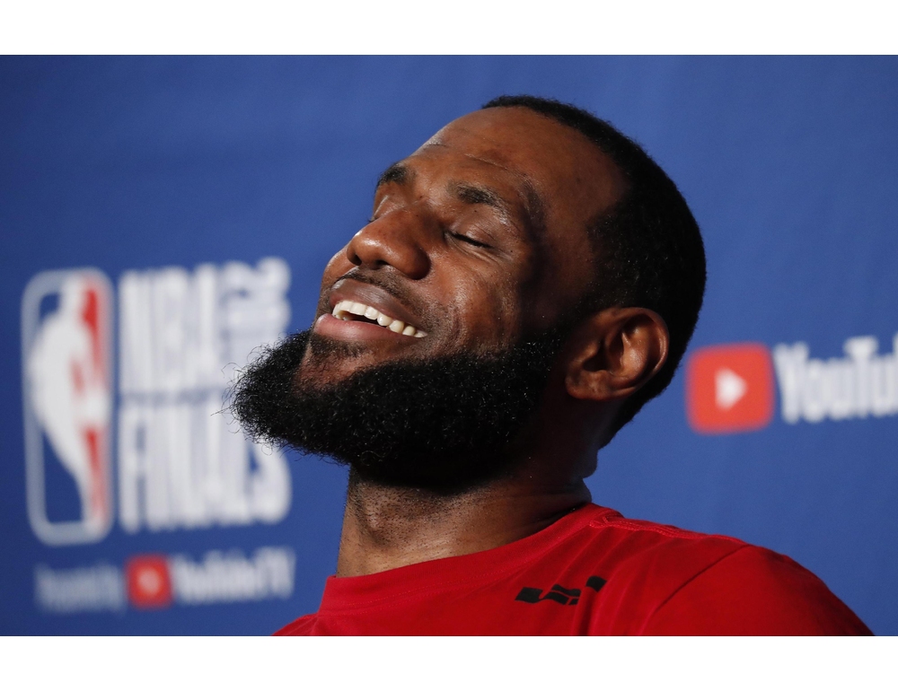 LeBron James si allena nel mare di Capri con palline in acqua, ‘danno ambientale’