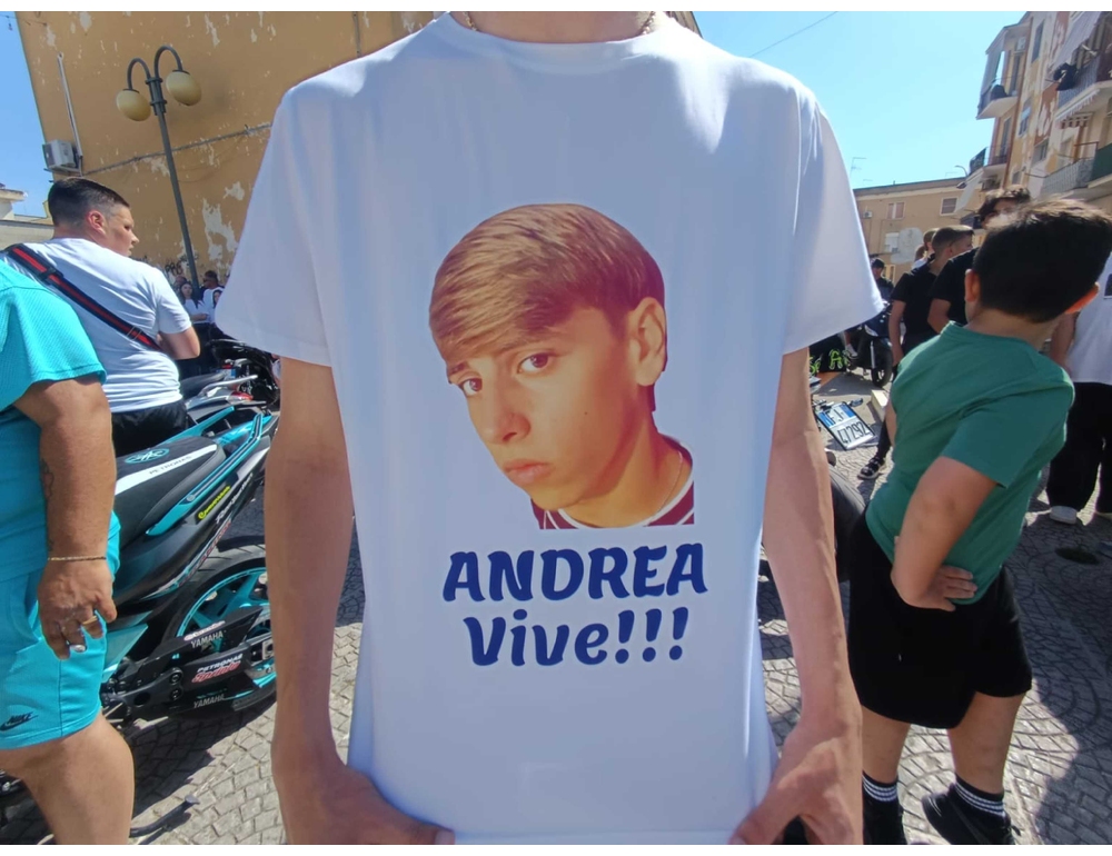 L’ultimo saluto ad Andrea, gli amici ‘continua a fare casino da lassù’