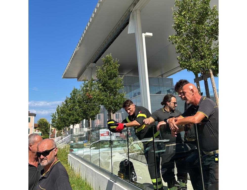 Maltempo, albero colpisce auto, conducente ferito a Lucca