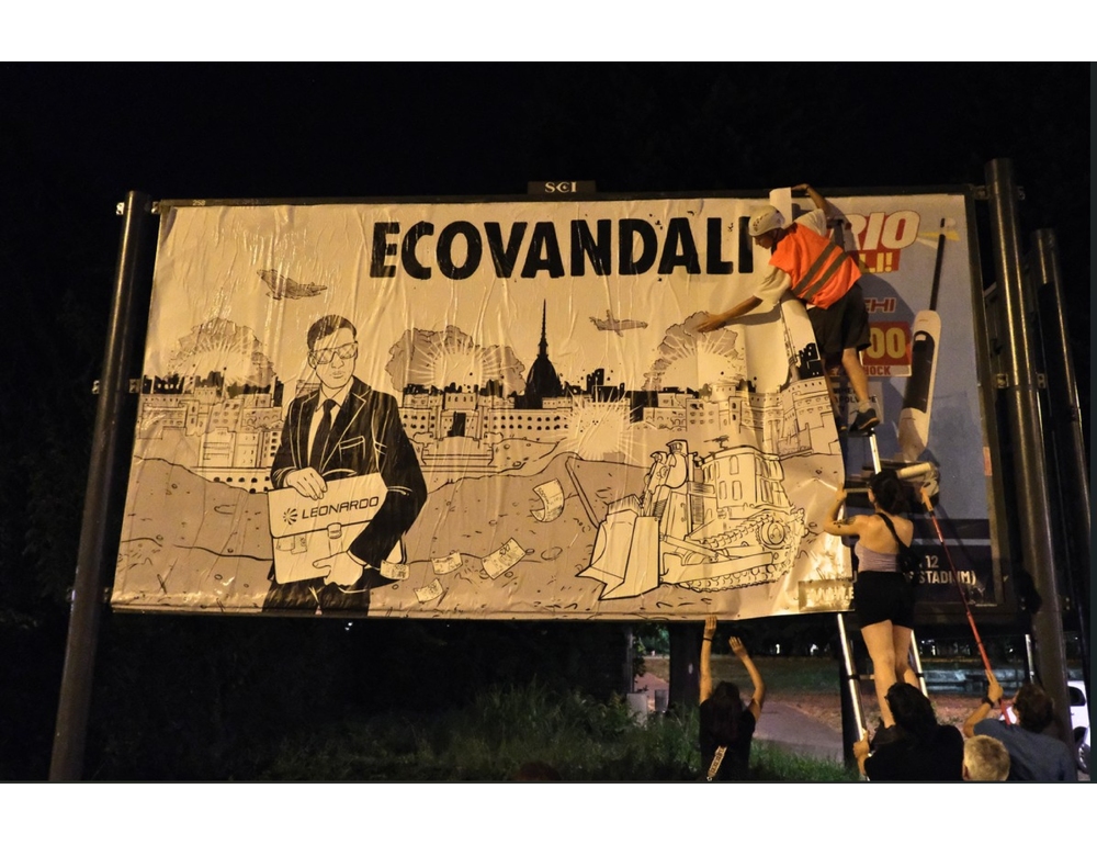 Manifesti Extinction Rebellion a Torino, ecovandalo è chi produce armi