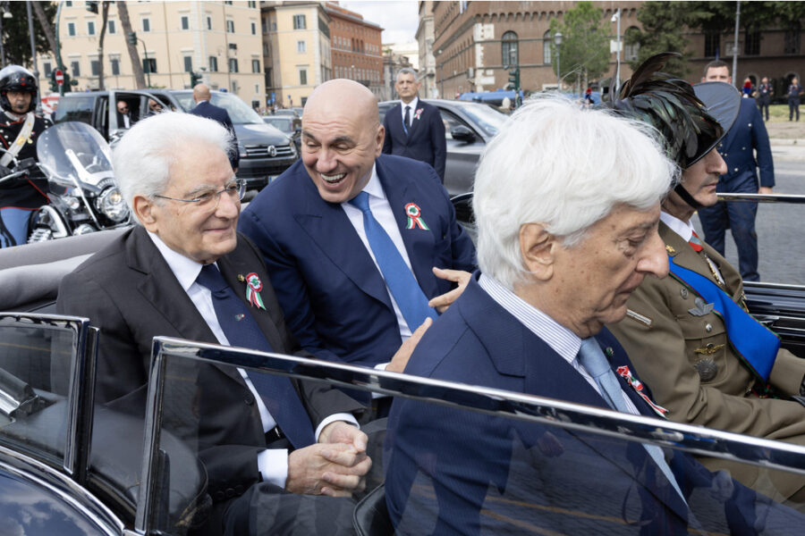 Presidente della Repubblica accompagnato dal ministro Crosetto e dal generale Portolano