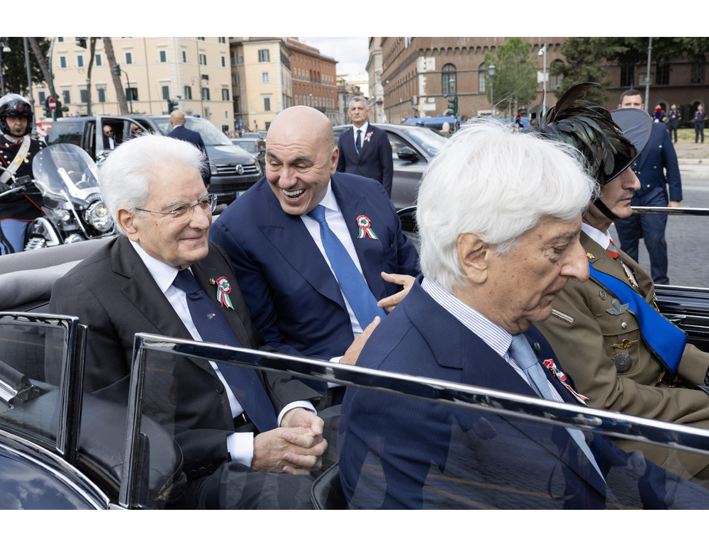 Mattarella arriva ai Fori Imperiali sulla Lancia Flaminia per la parata