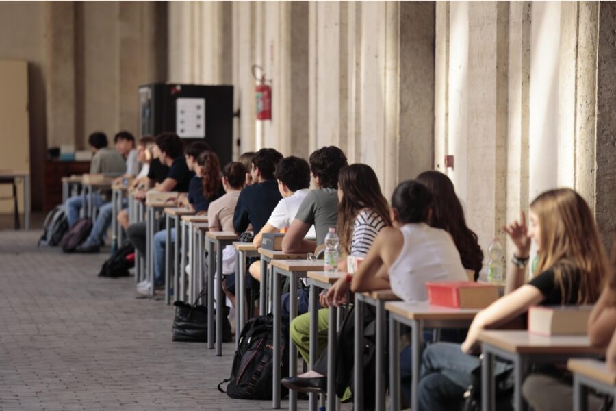 Si inizia con la prova di italiano. 13.996 le commissioni che si sono insediate oggi