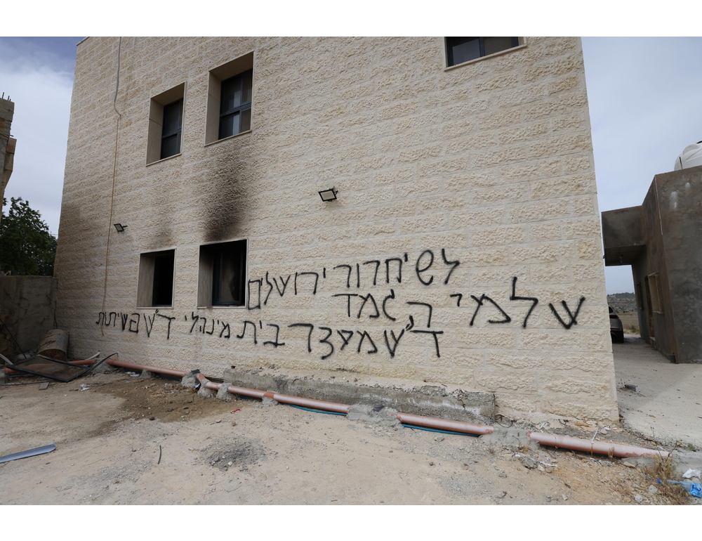 Media, coloni israeliani danno fuoco a due moschee a nord di Ramallah