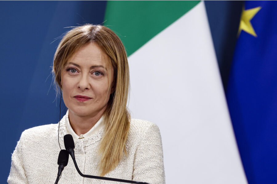 'Bruciare il volto di chi la pensa diversamente non è protesta'