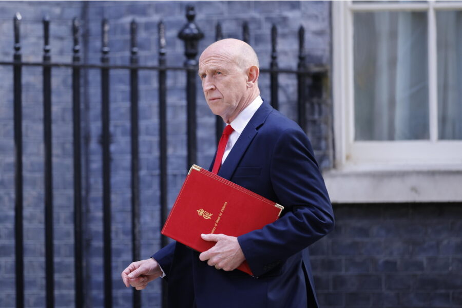 L'annuncio a sorpresa di John Healey scuote il governo Starmer