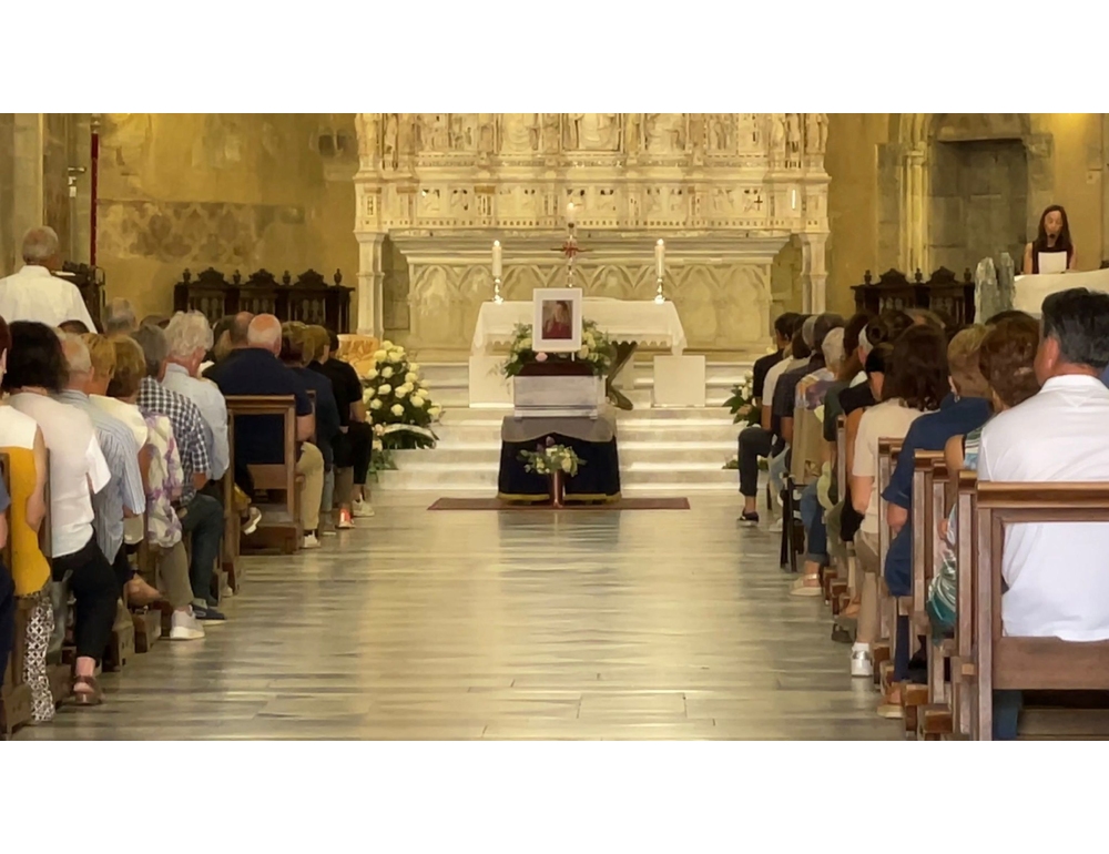 Morta a Mykonos, in 1000 ai funerali nella cattedrale di Arezzo