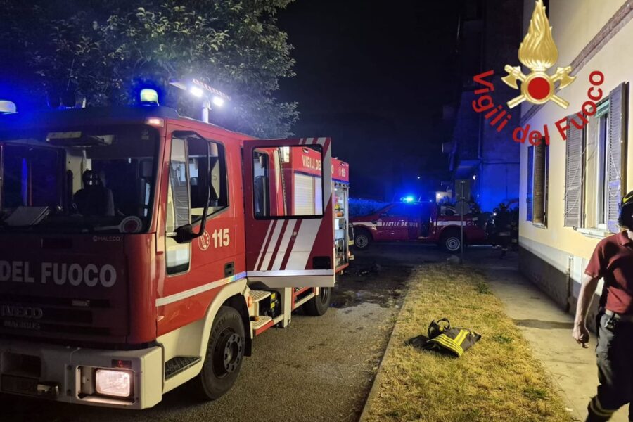 In un video l'uomo riempie di benzina una tanica in un distributore della zona