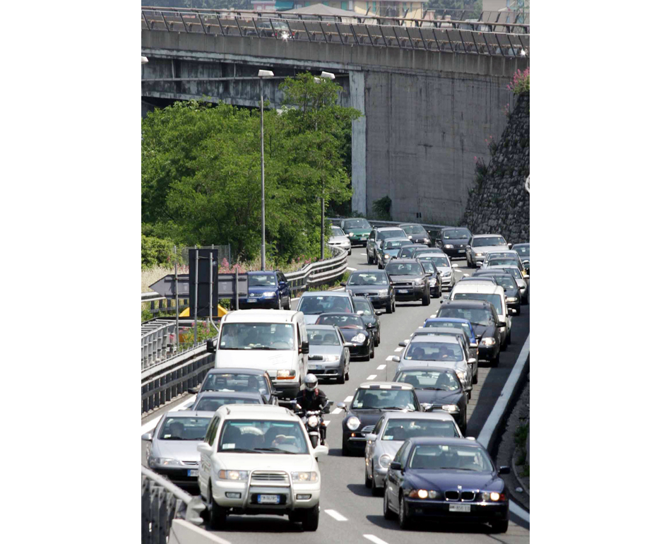 Morto un motociclista sull’A26, ferita una giovane