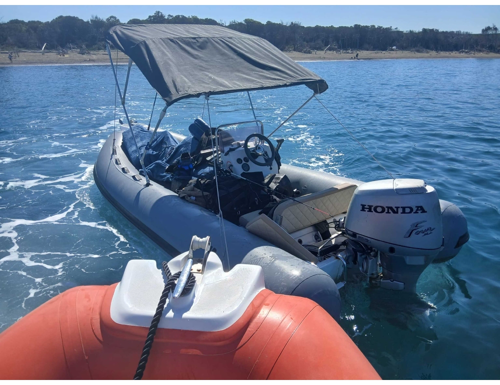 Narcotraffico, inseguito gommone con 300 chili di cocaina a Cecina