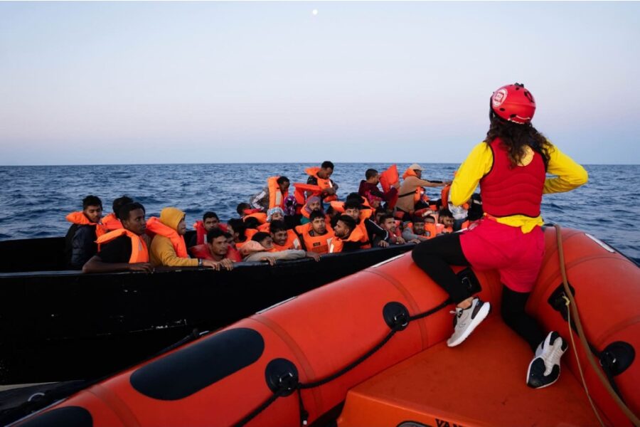 Tra loro 24 minori non accompagnati. In attesa dell'assegnazione di un porto sicuro