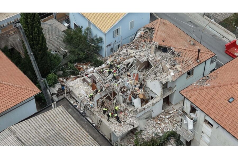 Domani in concomitanza con le esequie per due delle tre vittime. Crollo per esplosione gas