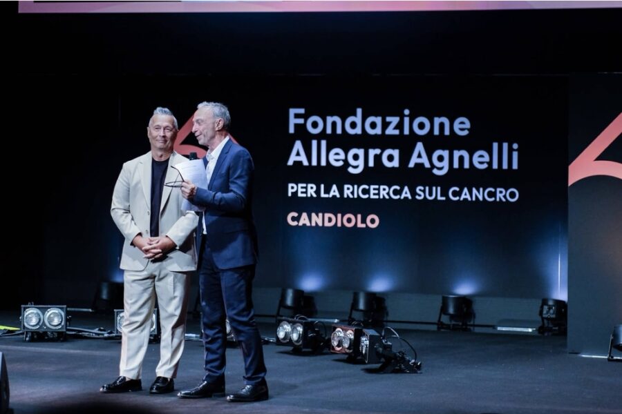 Il cantante fra gli ospiti della serata per la Fondazione di Candiolo