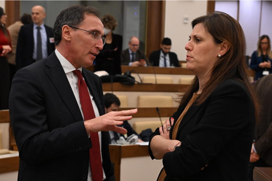 Braga: 'in Italia si può lavorare e rimanere poveri'. Boccia: 'il Paese è in permacrisi'
