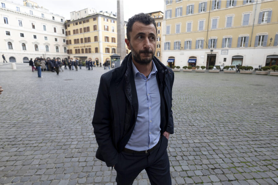 Il deputato in un video: "Incidente che può capitare a chiunque"