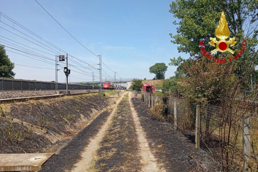 Intervento dei vigili del fuoco che hanno spento il rogo di sterpaglie