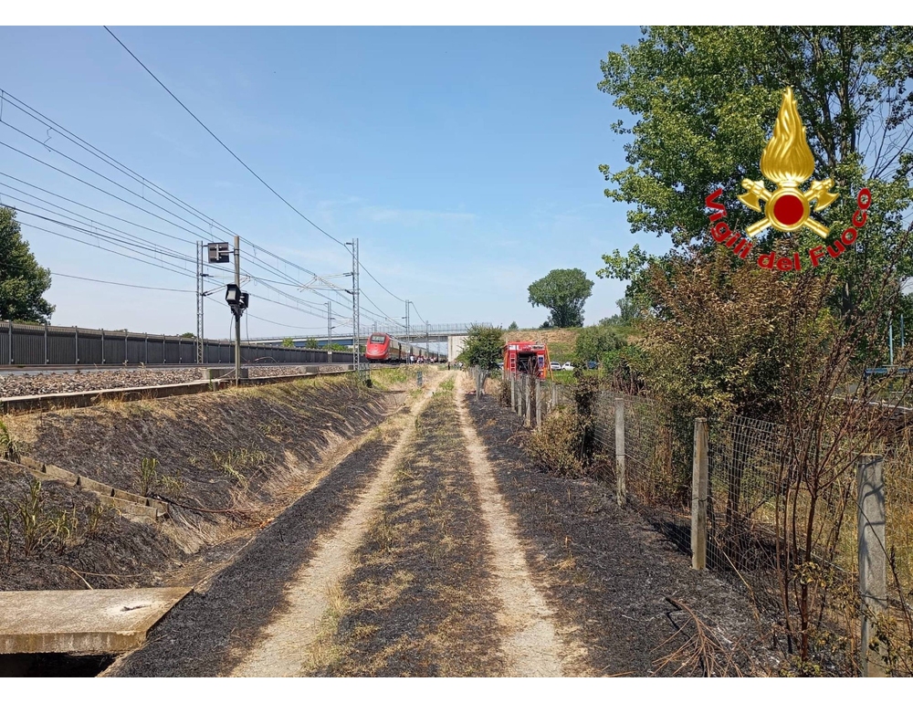 Problema a linea elettrica dell’alta velocità causa incendio nel Lodigiano