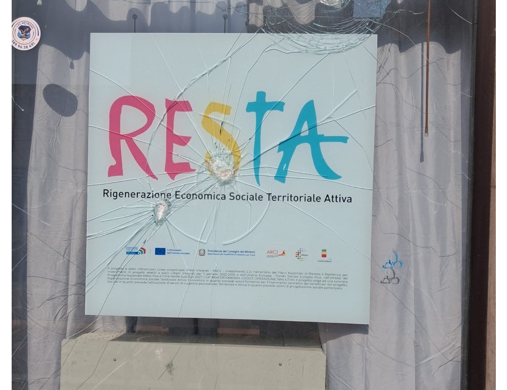 ‘Progetto Resta’, danneggiate le vetrate della sede di via Imparato a Napoli