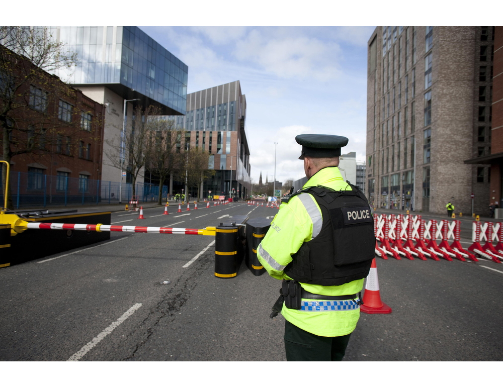 Proteste a Belfast, evacuato un edificio in fiamme