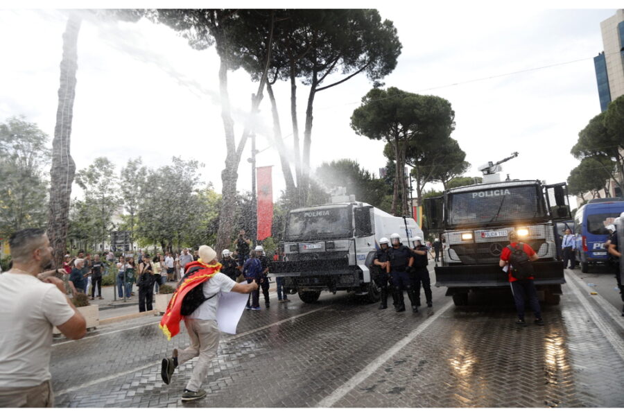 Folla davanti alla sede del governo
