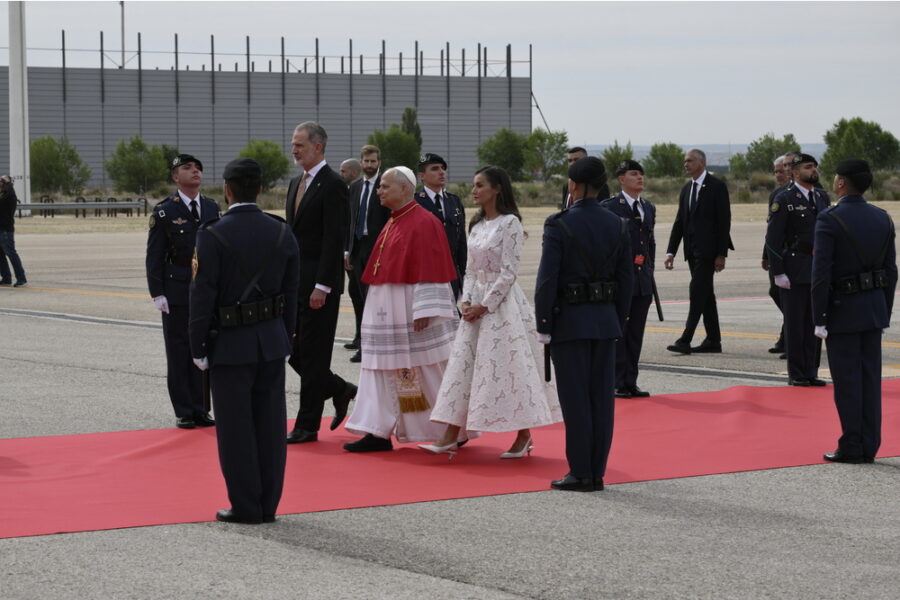 Emozione per la visita di Leone XIV fra le persone affollate lungo le transenne