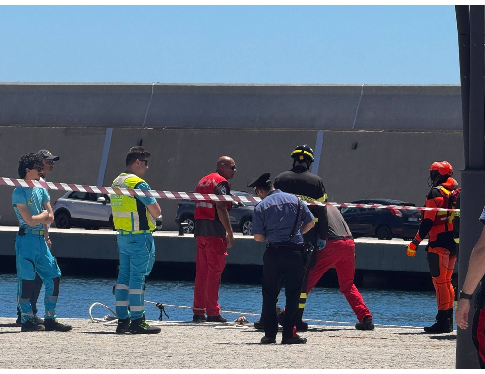 Ragazzi scomparsi in mare, cadavere trovato dai sub dei Vigili del fuoco