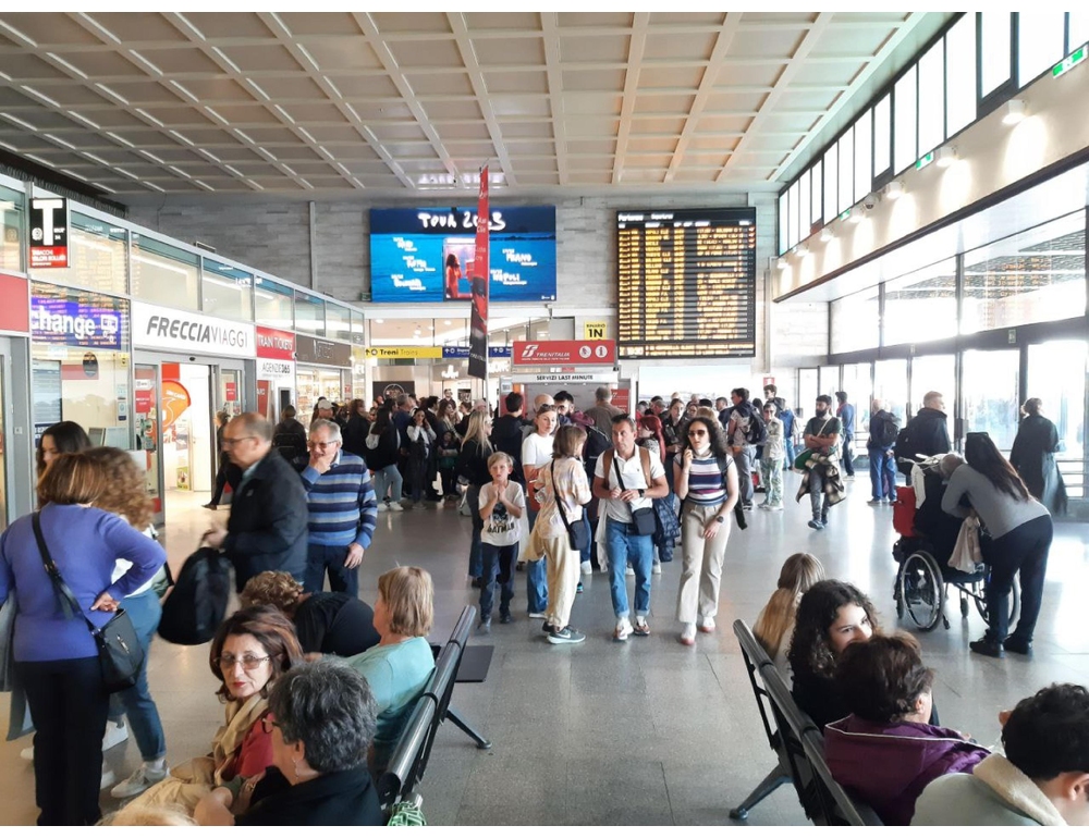 Rapine, estorsioni e minacce ai turisti, 3 portabagagli arrestati a Venezia