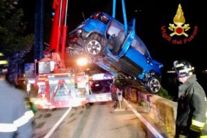 Auto nel lago a Brienno. Arrestato il conducente dell’altra vettura, guidava ubriaco